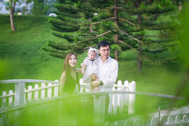 Asiatische chinesische junge Familie genießt am Wochenende den öffentlichen Park im Freien
