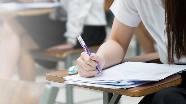 Asiatische College-Studenten konzentrieren sich auf die Durchführung von Prüfungen im Klassenzimmer Bildung stockfoto