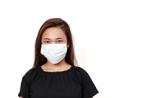 Asiatische Dame, die Gesichtsmaske zum Schutz gegen Coronavirus auf Weiß trägt
