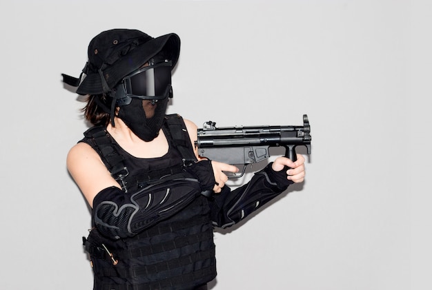 Foto asiatische dame im schwarzen soldaten bb pistole sportspielkostüm und in der waffe