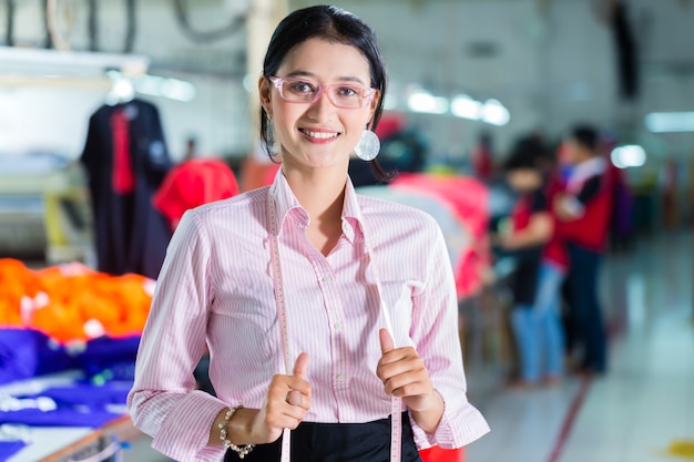 Asiatische Damenschneiderin in einer Textilfabrik