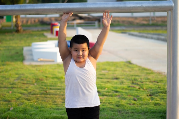 Asiatische dicke Jungs spielen auf dem Spielplatz