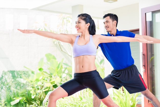 Asiatische Eignungspaare am Sporttraining im tropischen Haus