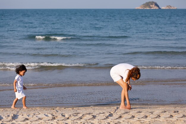 Asiatische Familie am tropischen Strand