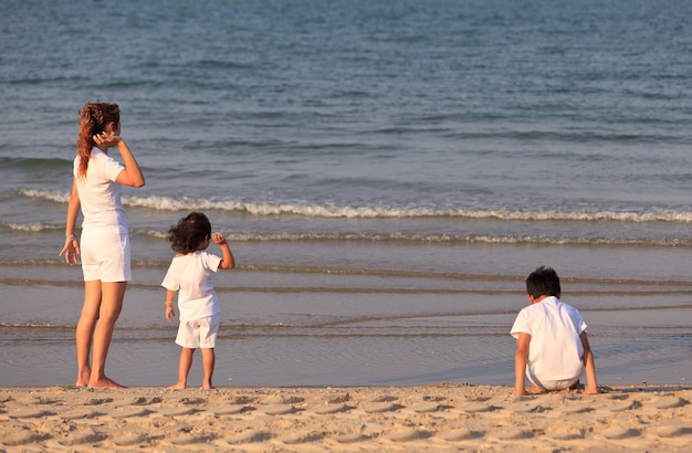 Asiatische Familie am tropischen Strand