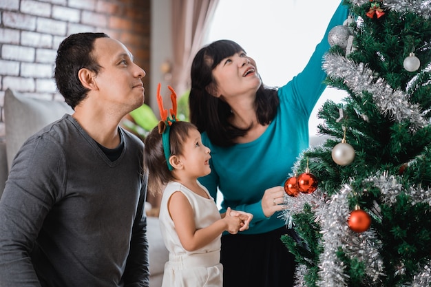 Asiatische Familie bereitet sich gemeinsam auf Weihnachten vor