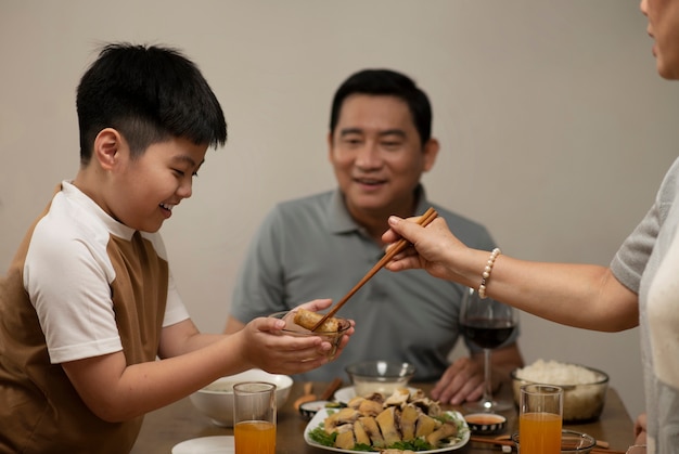 Asiatische Familie, die zusammen isst