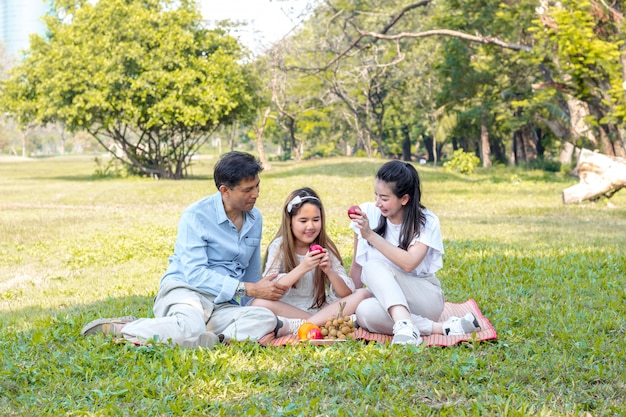 Asiatische Familie entspannte sich im Park