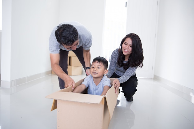 Asiatische Familie genießt ihr neues Zuhause zusammen