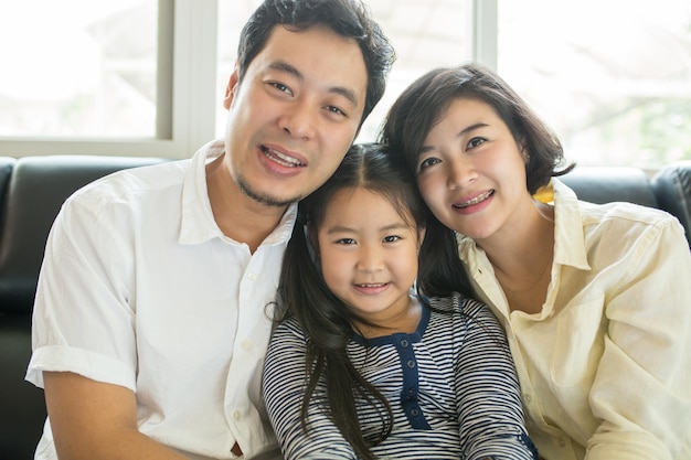 Asiatische Familie glücklich im Wohnzimmer.