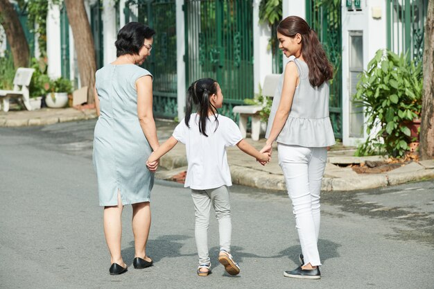 Asiatische Familie im Freien in der Stadt