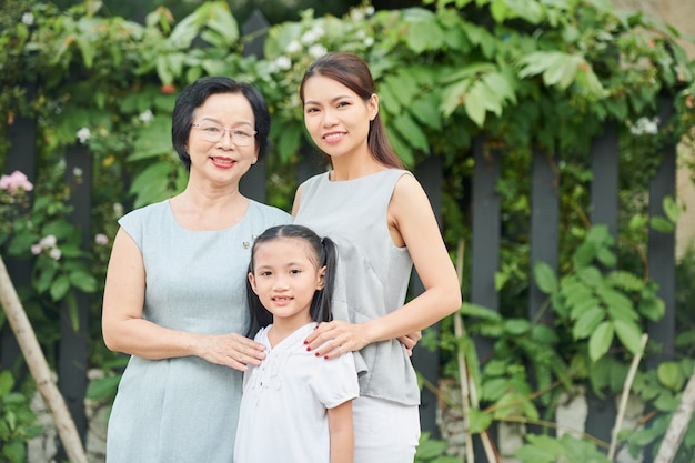 Asiatische Familie im Freien