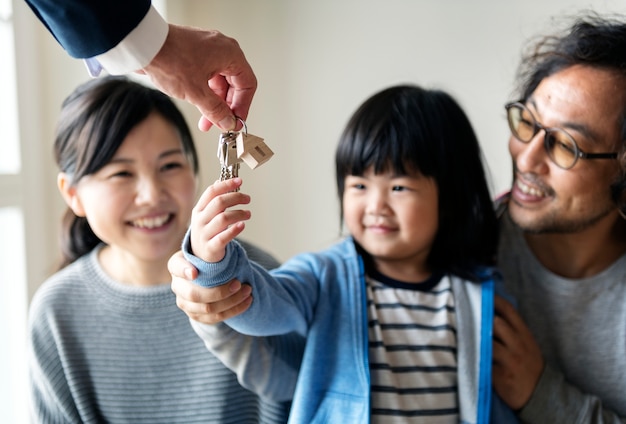 Asiatische Familie kaufen neues Haus