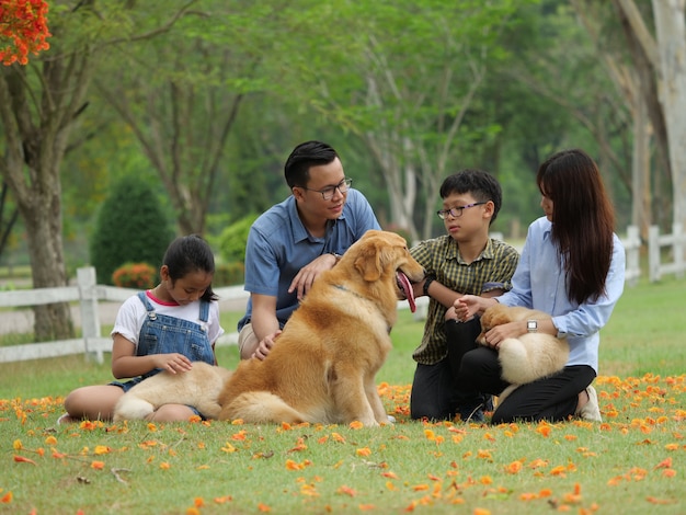 Asiatische Familie mit Hund im Park