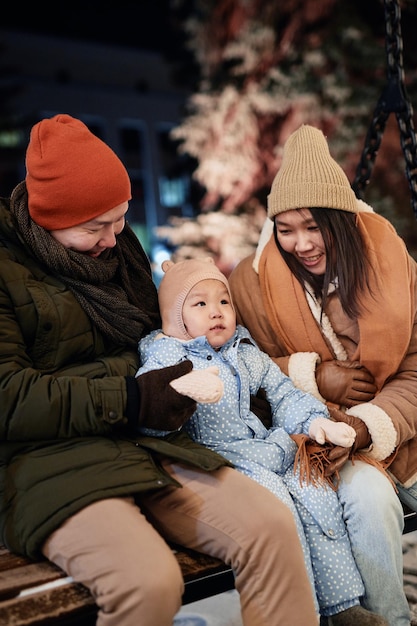 Asiatische Familie mit Kind im Freien