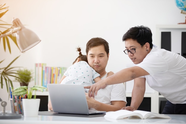 Asiatische Familie und kleines Mädchen