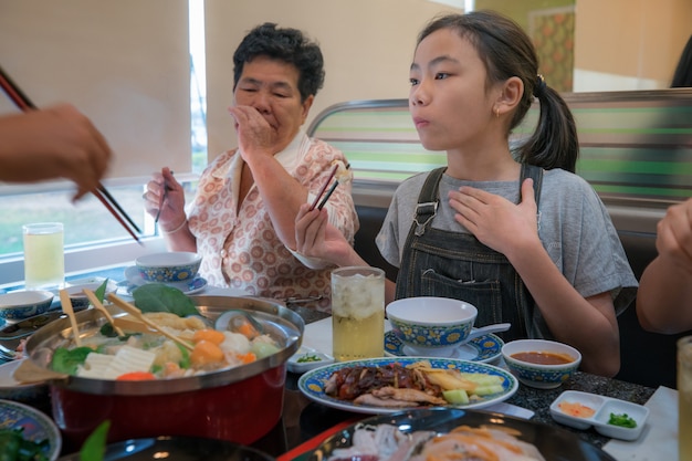 Asiatische Familienfeier mit Shaby Sukiyaki Set Manu im Restaurant