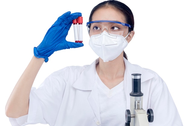 Asiatische Forscherin mit Gesichtsmaske und Brille, die einen medizinischen Schlauch isoliert auf weißem Hintergrund hält