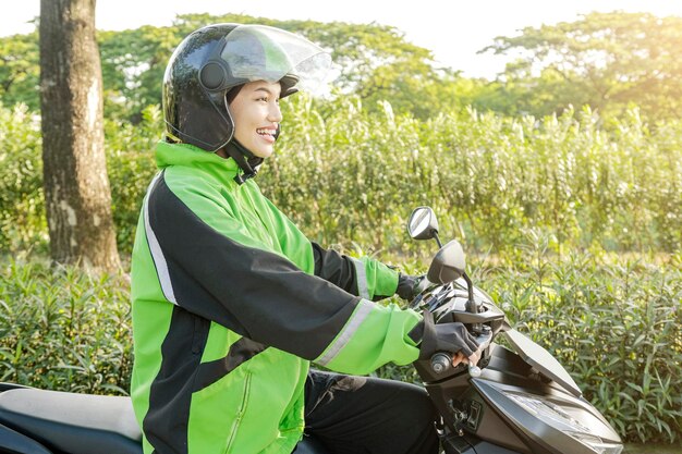 Asiatische Frau arbeitet als Motorradtaxifahrerin