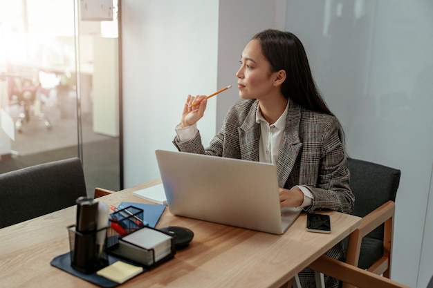 Asiatische Frau arbeitet in einem IT-Büro