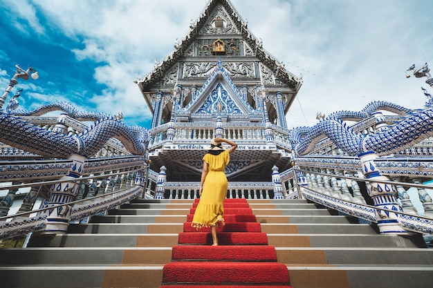 Asiatische Frau des glücklichen Reisenden mit Kleid reisen im Tempel Wat Pak Nam Khaem Nu, Chanthaburi, Thailand