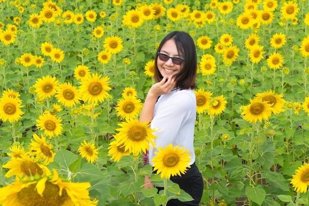 Asiatische Frau des Lächelns in der Sonnenblume archiviert.