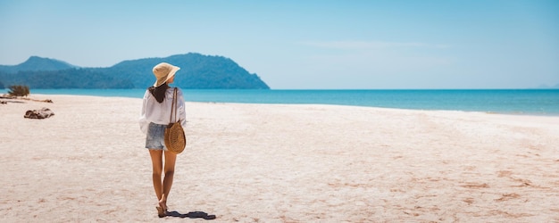 Asiatische Frau des Reisenden entspannen und reisen am Strand in Thailand