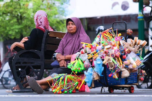 Asiatische Frau, die chinesisches Spielzeug am Straßenrand in Malioboro Yogyakarta am 13. April 2023 verkauft