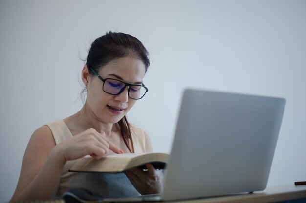 Asiatische Frau, die die Bibel liest und studiert Online-Anbetungskonzept