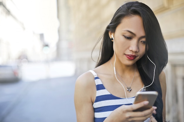 Asiatische Frau, die einen Text liest