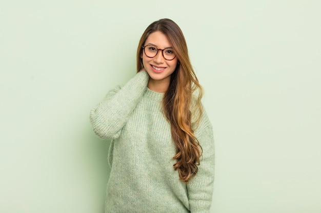 Asiatische Frau, die fröhlich und selbstbewusst mit einem lässigen, fröhlichen, freundlichen Lächeln lacht