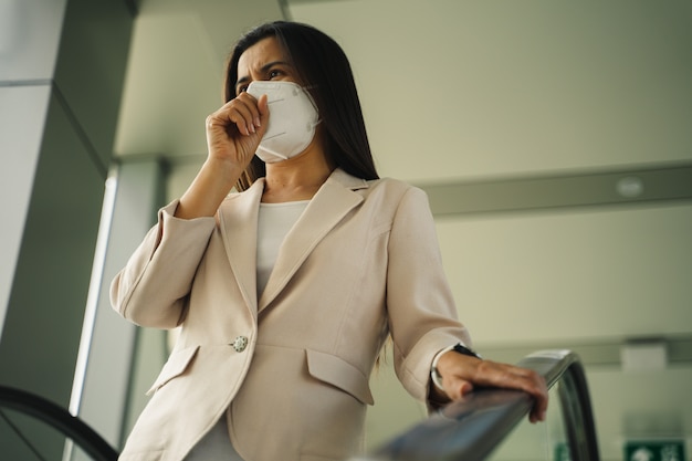 Asiatische Frau, die Gesichtsmaske trägt, zum des Virus zu schützen. COVID-19 Coronavirus-Konzept.