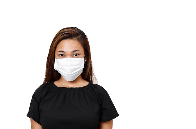 Asiatische Frau, die Gesichtsmaske zum Schutz gegen Coronavirus auf Weiß trägt