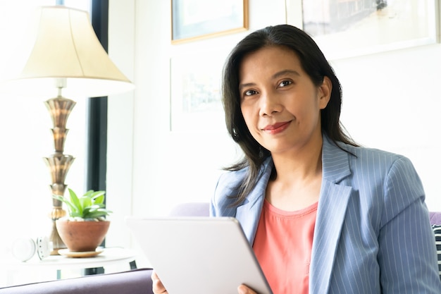 Asiatische Frau, die im Büro arbeitet, glücklicher beschäftigter Tag