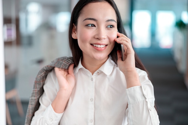 Asiatische Frau, die im IT-Büro arbeitet