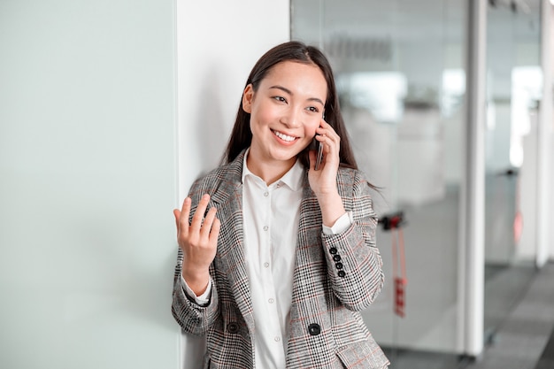 Asiatische Frau, die im IT-Büro arbeitet