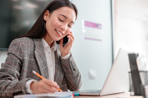 Asiatische Frau, die im IT-Büro arbeitet