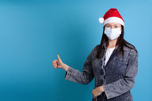 Asiatische Frau, die medizinische Virusschutzmaske trägt