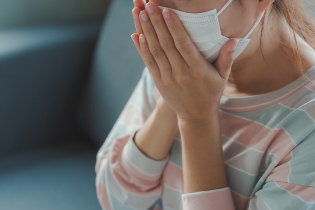 Asiatische Frau, die Schutzhygienemaske trägt