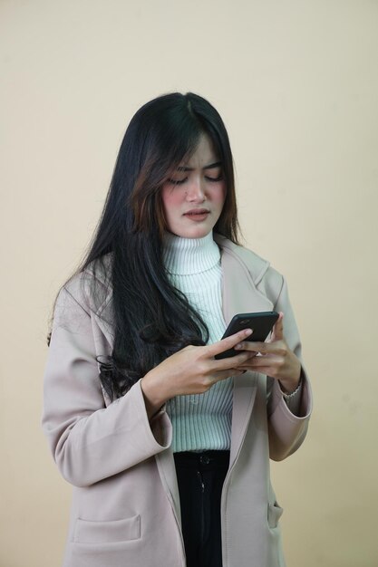 Asiatische Frau, die sein Smartphone verwendet