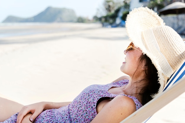 Asiatische Frau, die sich am Strand entspannt