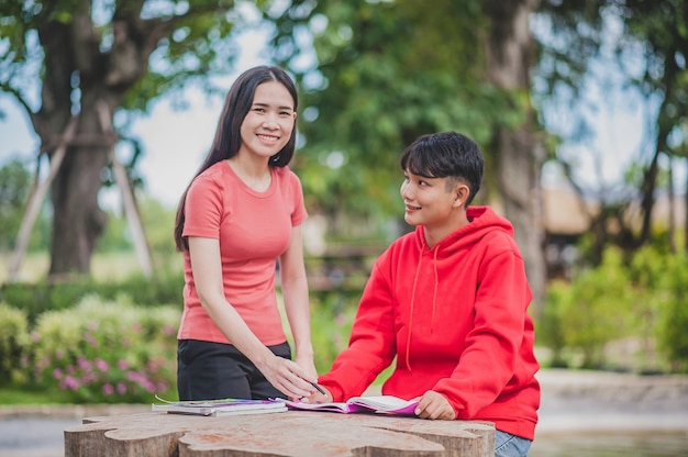 Asiatische Frau, die Studentenjungen unterrichtet