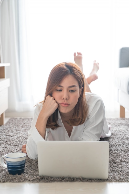 asiatische Frau, die zu Hause arbeitet