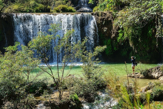 Asiatische Frau fotografieren The Thi Lo Su oder Thee Lor Sue Wasserfall in der Provinz Tak Thailand