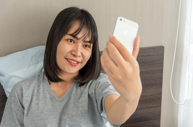 Asiatische Frau fotografiert mit dem Handy