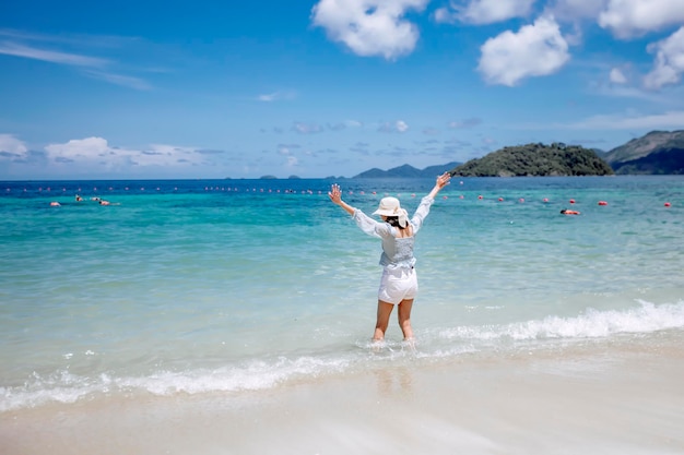 Asiatische Frau Glückliches Bummeln am Sandstrand Koh Lipe Thailand