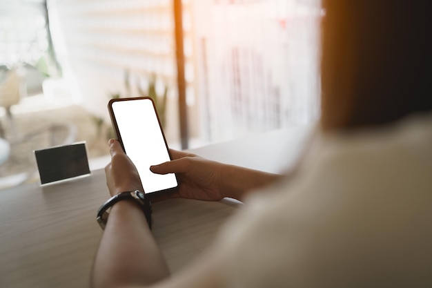 Asiatische Frau hält Handy-Text oder Nachricht auf weißem Bildschirm Geschäftsfrau verwendet modernes Smartphone, um im Internet zu surfen, eBook-Handelsaktien zu lesen Geschäftskommunikationskonzept