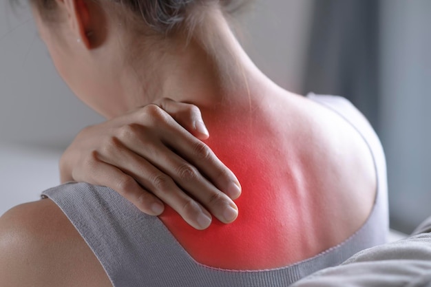 Asiatische Frau hat Schulterschmerzen Weibliche Holding schmerzhafte Schulter mit einer anderen Hand Menschen mit Bodymuscles Problem Gesundheitswesen und Medizin