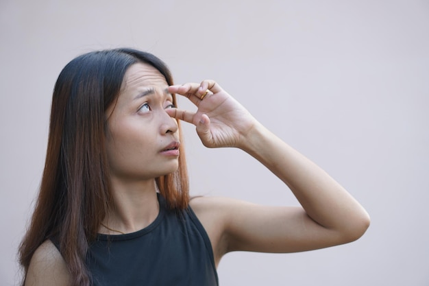 Asiatische Frau hat wunde Augen