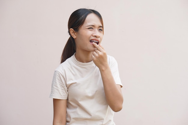 Asiatische Frau hat wunde Lippen